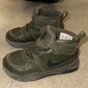 Nike Kids Sneakers in Olive and Black